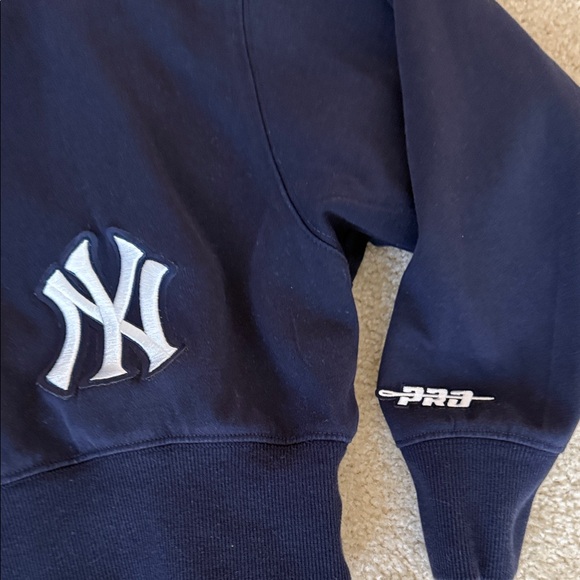 Yankees Navy Blue Sweatshirt - Picture 4 of 4